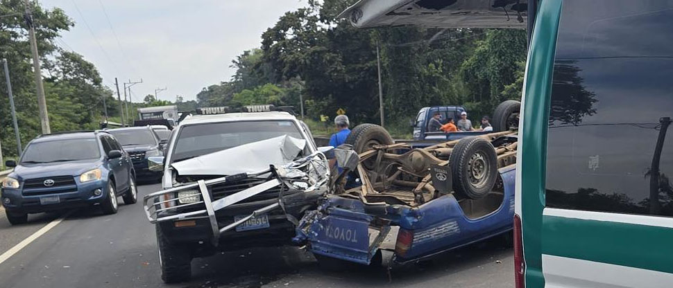 Vehículo vuelca tras fuerte choque en carretera a Santa Ana