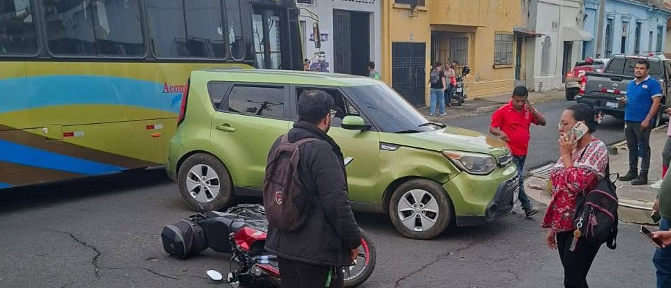 Conductor de Kia Soul se pasa señal de alto y choca contra motociclista en Santa Ana