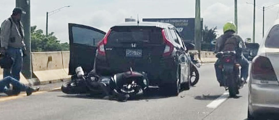 Motociclista se estrella contra la parte trasera de un vehículo en bulevar de Los Próceres