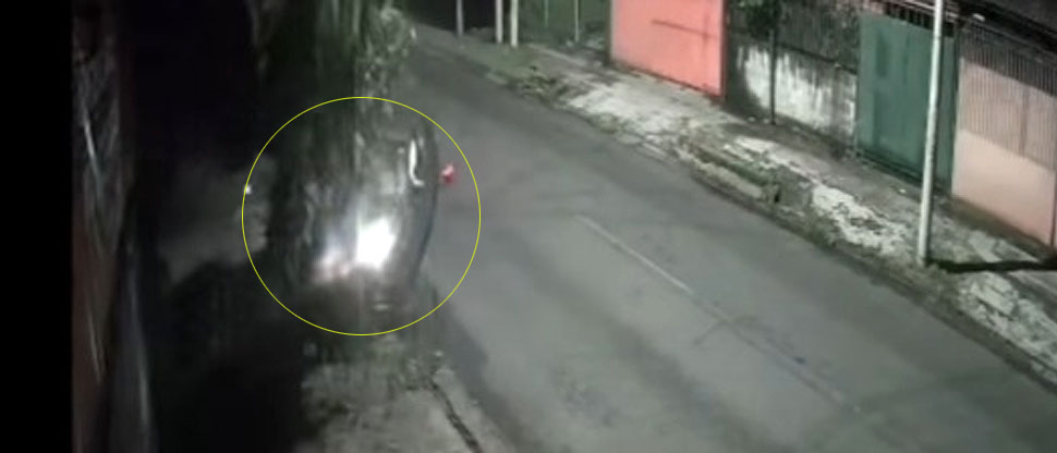 Captan momento cuando vehículo choca contra poste del tendido eléctrico