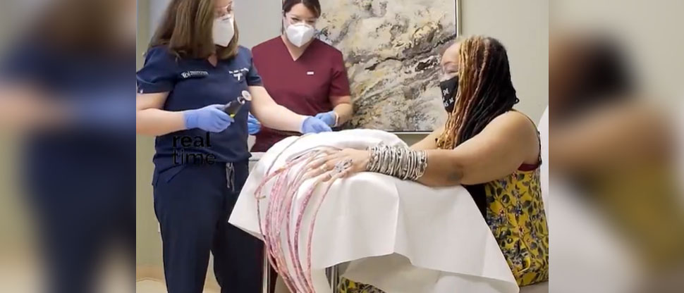 Le cortan las uñas a mujer que mantenía el récord de las más largas del mundo