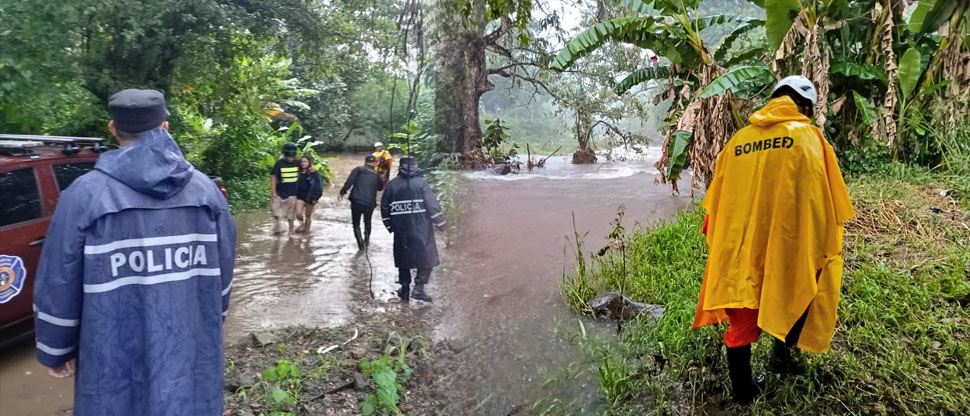 Evacúan una familia tras desbordarse río en Chalatenango