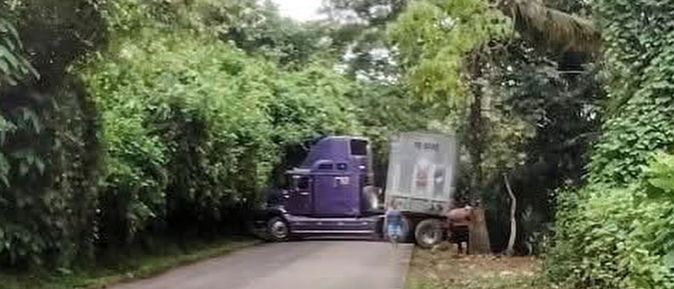 Conductor de rastra bloquea el paso al intentar maniobrar en carretera hacia Huizúcar