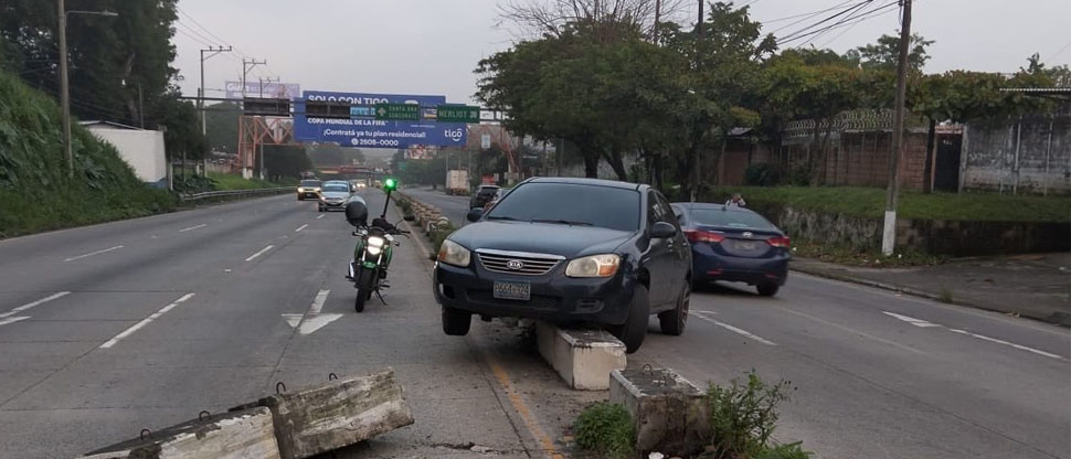 Abandonan carro tras chocar contra separadores de carril en el distrito de Santa Tecla