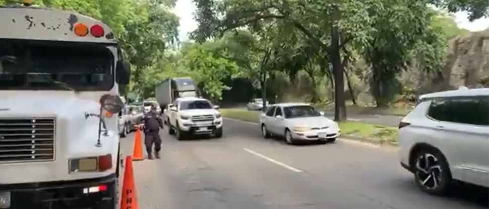 VMT habilita la circulación en el puente San José tras retirar bus que casi cae al vacío