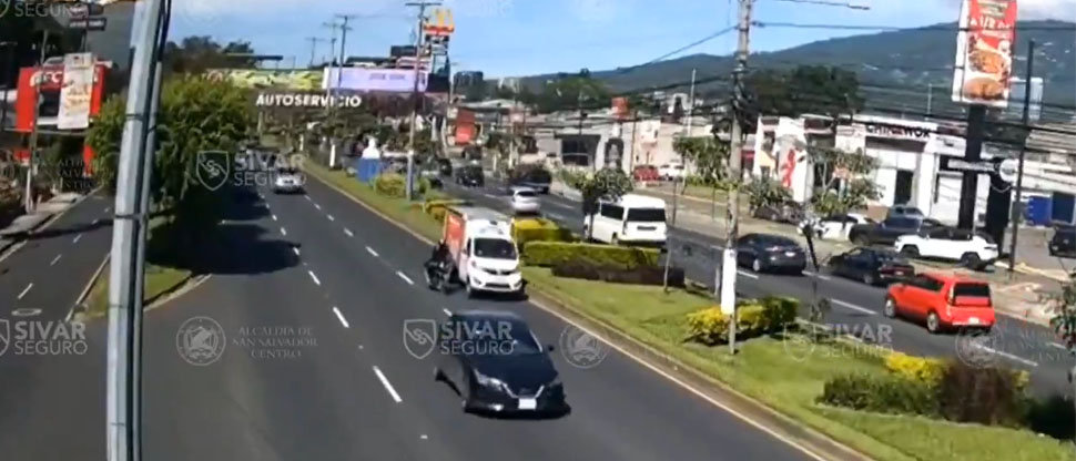 Captan instante exacto cuando motociclista choca contra camión tras invadir carril