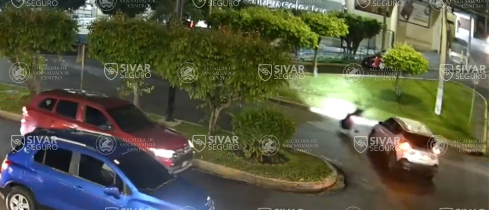 Motociclista sale impulsado por el aire tras chocar contra camioneta en la calle Motocross