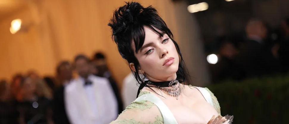 Este es el tenso momento que vivió Billie Eilish cuando un fan la jaló violentamente