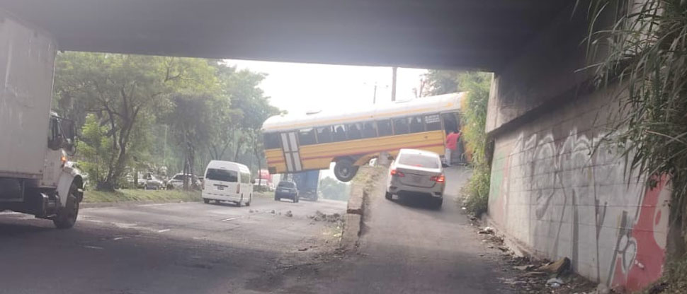 Bus casi cae al vacío tras salirse de la vía en el puente San José en Soyapango