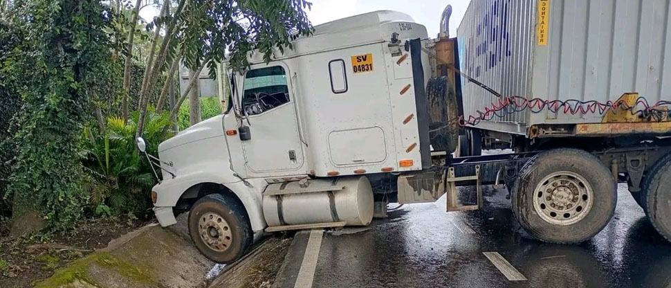 Cabezal se sale de la vía en la carretera a Sonsonate complicando el tráfico en la zona