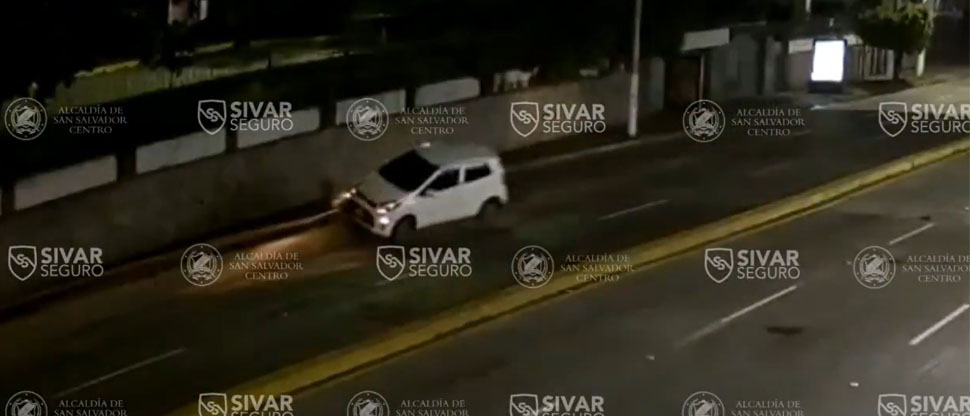 Carro compacto casi vuelca tras aparatoso choque con separadores de carril cerca del Mágico González