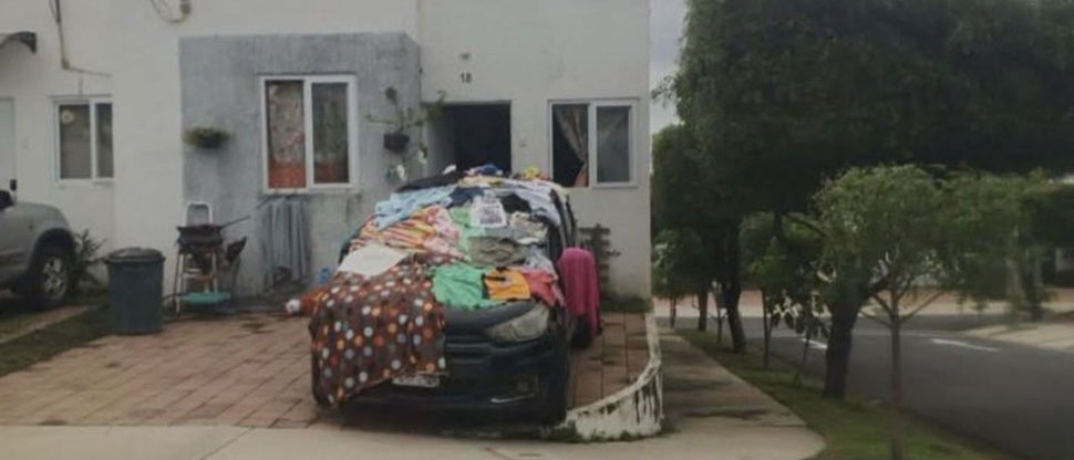 Uso de carro como tendedero provoca pleito de vecinos en reconocida residencial