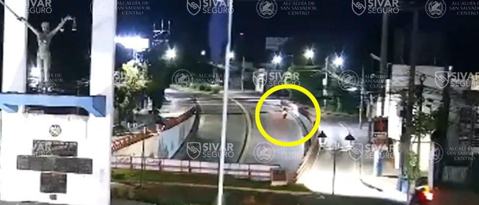 Captan instante cuando motocicleta se estrella en la salida del túnel del redondel Constitución  
