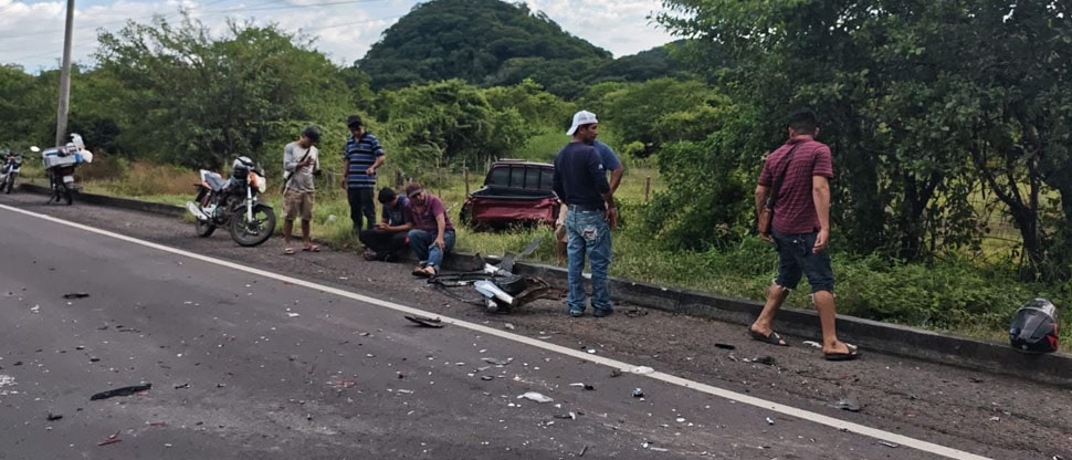 Pick up se sale de la carretera en la Ruta Militar tras fuerte choque contra carro particular