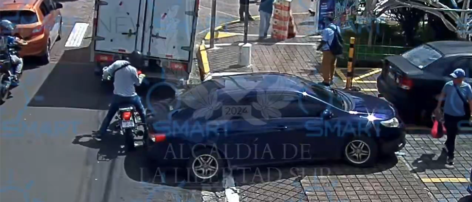 Captan instante cuando automovilista choca contra motocicleta por no mirar el espejo retrovisor