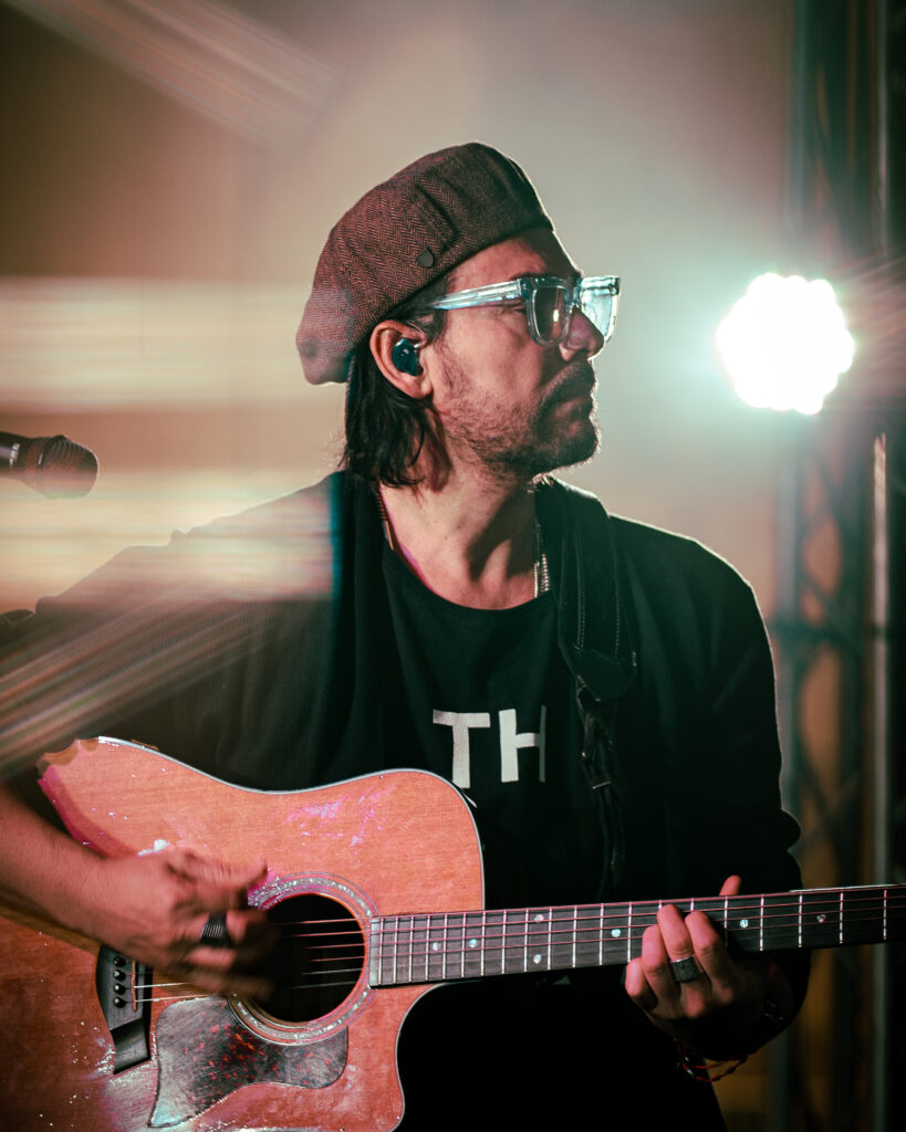 Beto Cuevas expresa su emoción por regresar a El Salvador para brindar su concierto acústico