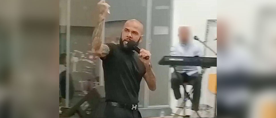 Tras su salida de prisión Dani Alves predica la palabra de Dios en una iglesia evangélica