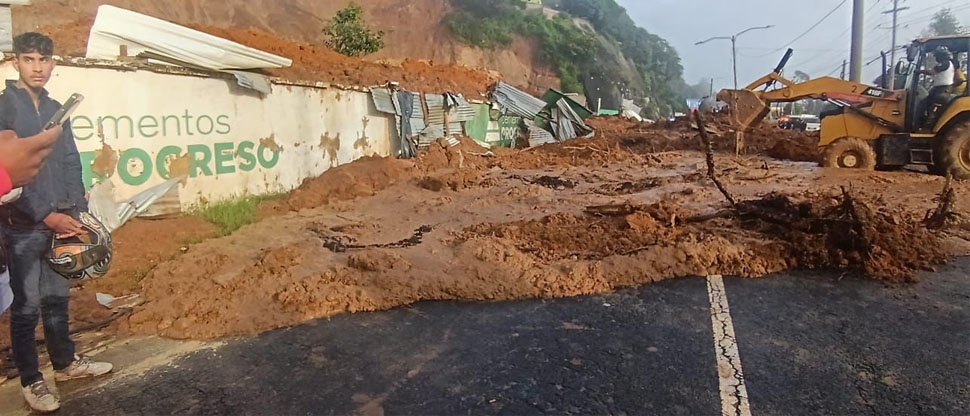 Autoridades guatemaltecas continúan trabajos para retirar derrumbe en carretera a El Salvador
