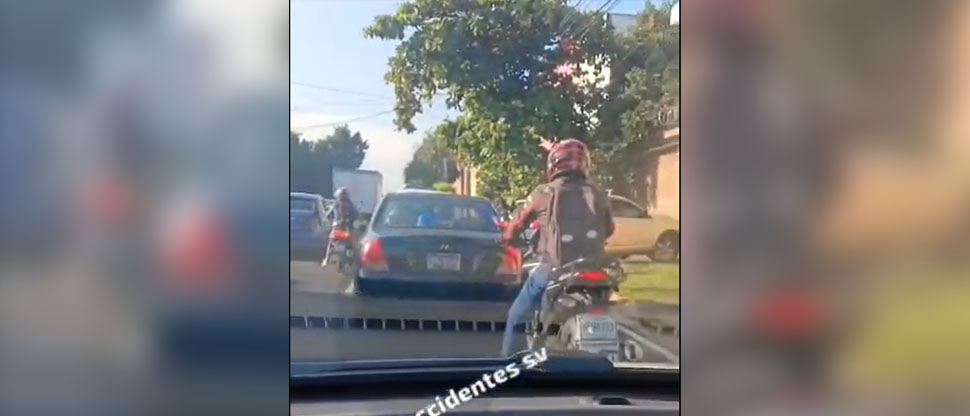 Motociclista se viraliza por conducir en su carril como cualquier otro vehículo 