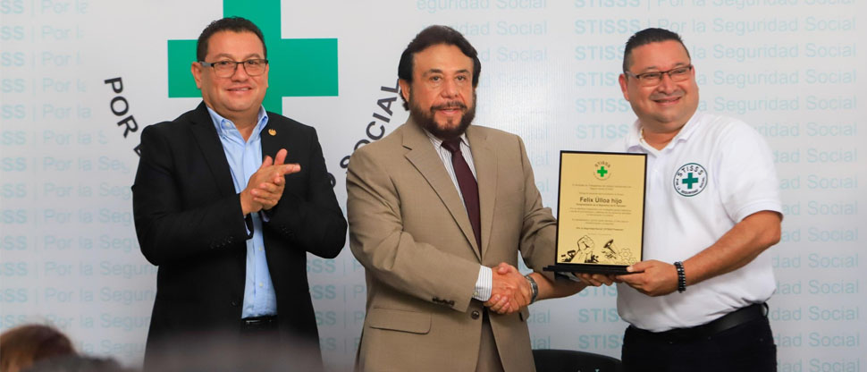 STISSS entrega reconocimiento al vicepresidente Félix Ulloa por su trayectoria profesional
