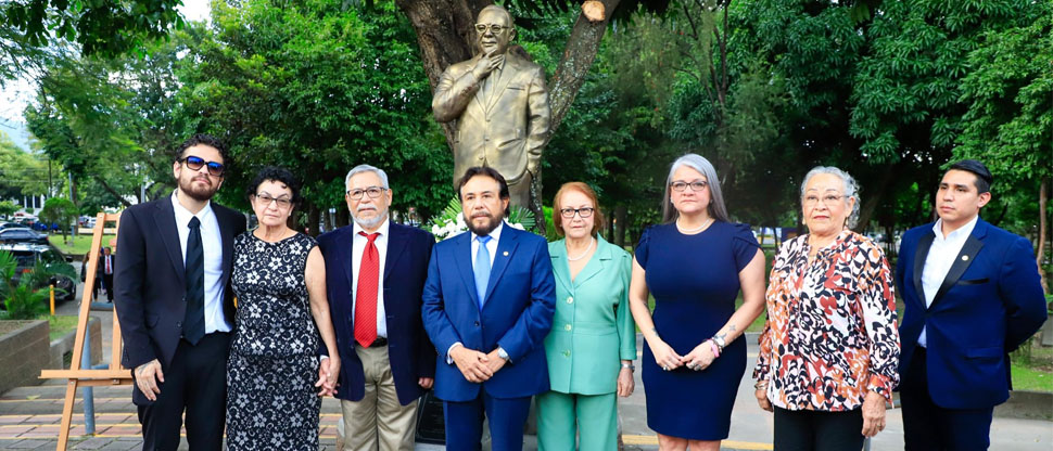 Conmemoran el 45 aniversario del fallecimiento del padre del vicepresidente Félix Ulloa 