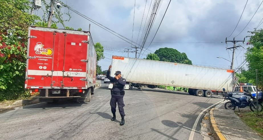 Motorista de furgón calcula mal y choca contra poste del tendido eléctrico en Soyapango