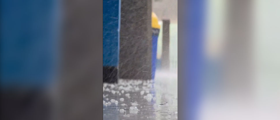 Captan fuerte tormenta con granizo que cae sobre el distrito de Santa Ana