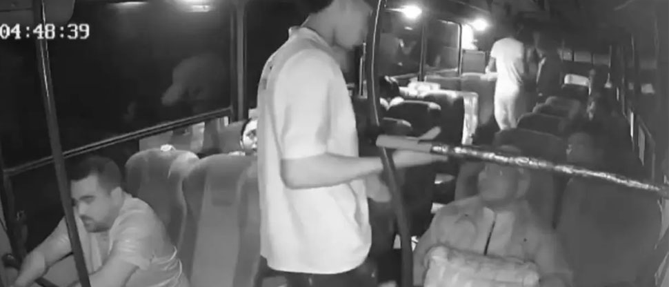 Pasajeros de un bus en Colombia hacen justicia por su propia mano y frustran robo 