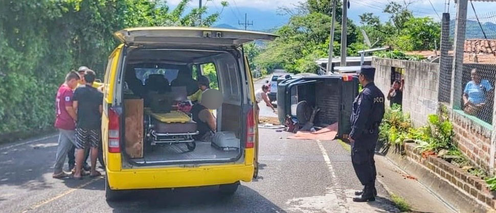 Señor resulta lesionado tras perder el control de su pick up y volcar en San Juan Opico