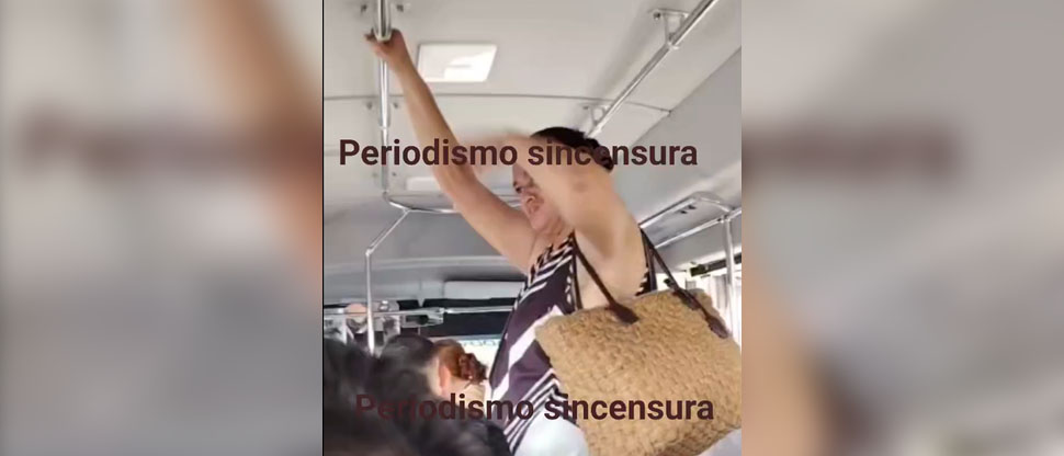 Captan a señora con aparentes problemas mentales insultando a pasajeros de microbús de la ruta 29 