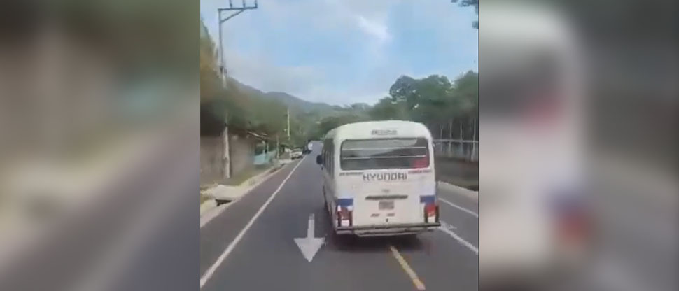 Denuncian a motorista de la ruta 329 por arriesgar la vida de sus pasajeros peleando la vía