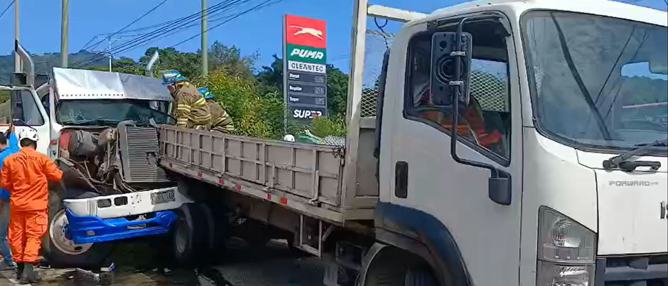 Estos son los angustiantes momentos del rescate de motorista de camión atrapado en cuádruple choque