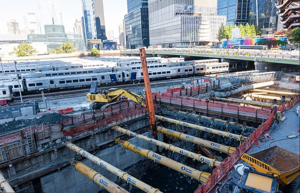 New York: trabajador de construcción muere tras caer en un agujero de 50 pies