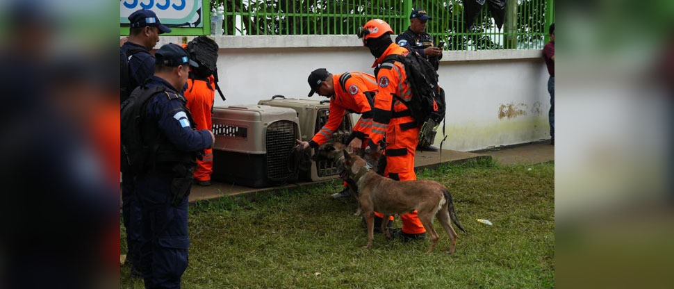 Autoridades guatemaltecas buscan a persona soterrada en derrumbe en carretera a El Salvador
