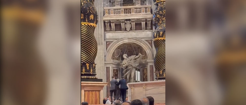 Sujeto es captado profanando el altar papal en la Basílica de San Pedro en El Vaticano