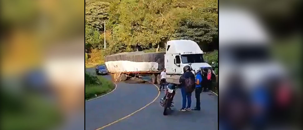 Rastra varada bloquea la circulación en la carrera Sonsonate-Santa Ana