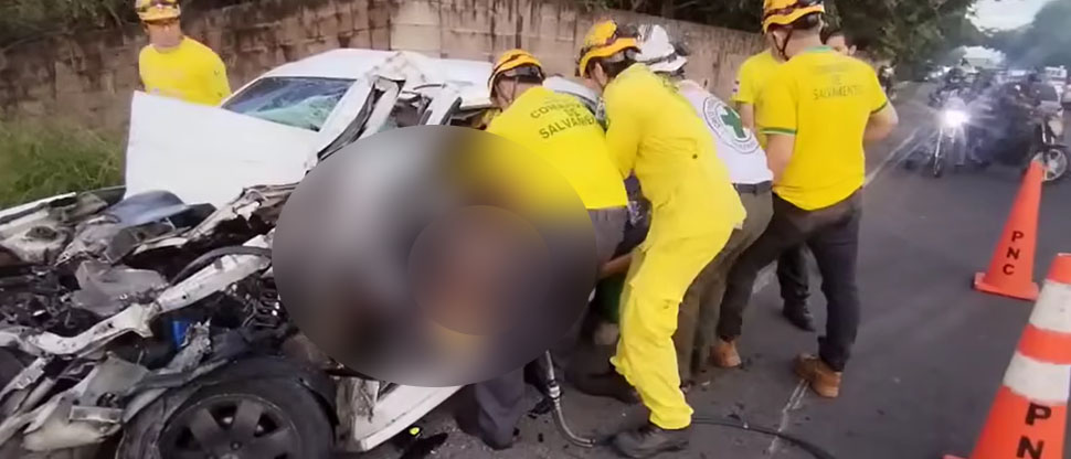 Así fue el instante de la recuperación del cuerpo de automovilista fallecido tras chocar con rastra 