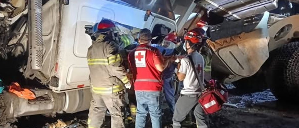 Motorista de cabezal queda atrapado tras aparatoso choque con tractor en Metapán