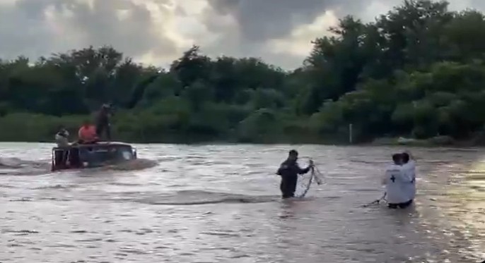 Camión y sus ocupantes son arrastrados por la corriente del río Jiboa en La Paz