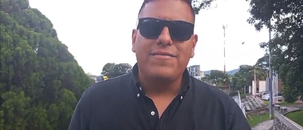 Periodista panameño trae agua bendita para romper “la maldición del estadio Cuscatlán”