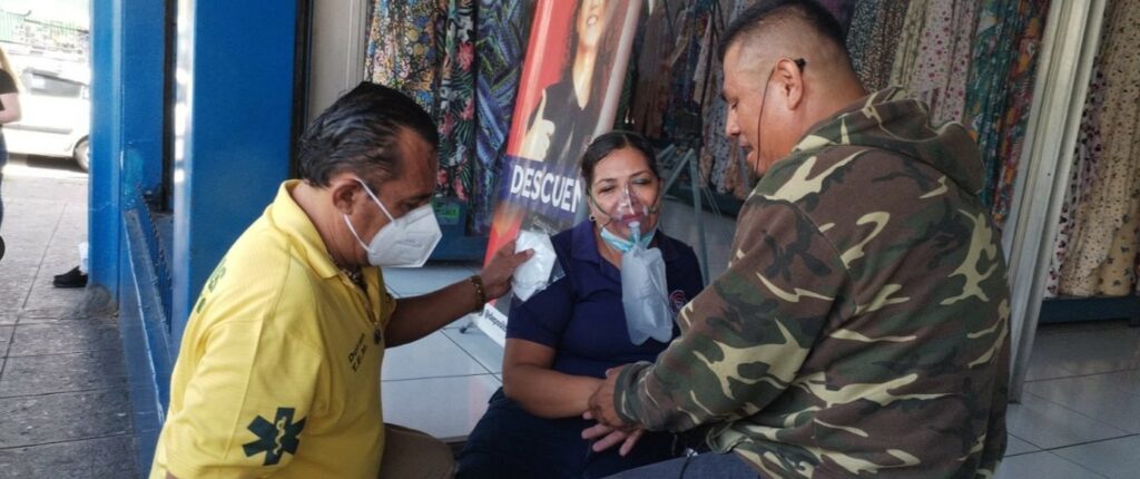 Varias personas intoxicadas por químico en depósito de telas en San Salvador