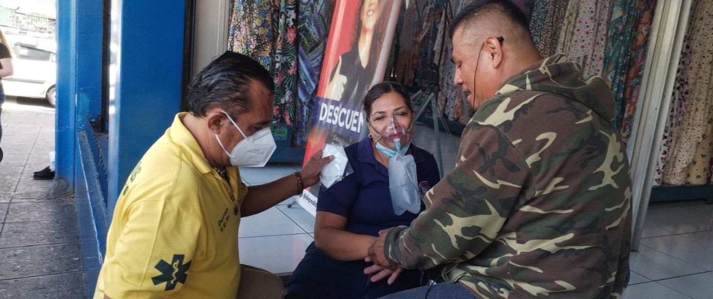 Varias personas intoxicadas por químico en depósito de telas en San Salvador