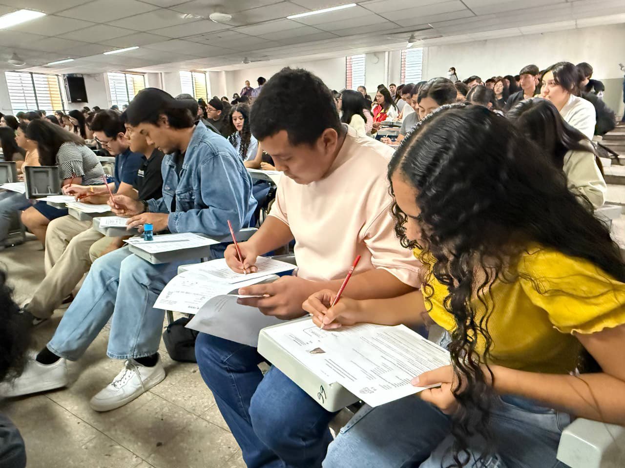 Más de 13 mil bachilleres se someten a proceso de admisión 2026 en la UES