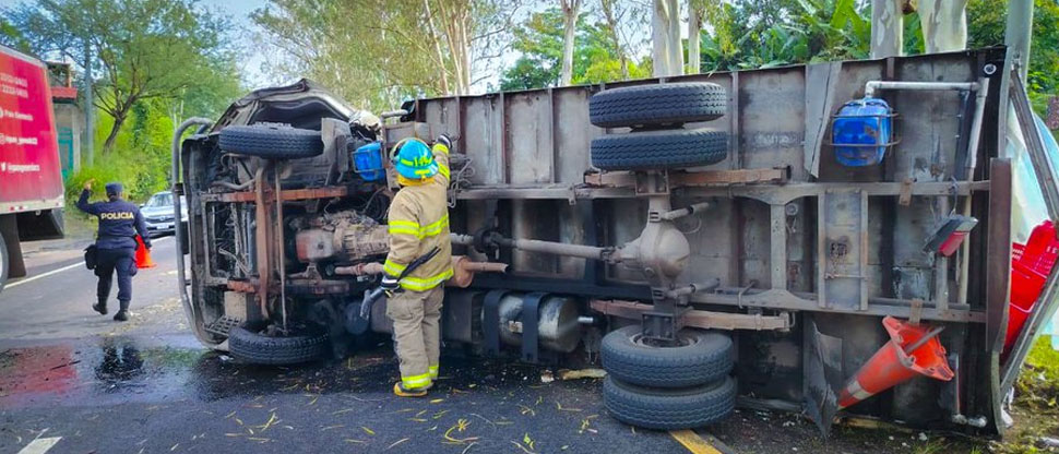 Camión vuelca en Santo Domingo, San Vicente, dejando como saldo una persona lesionada