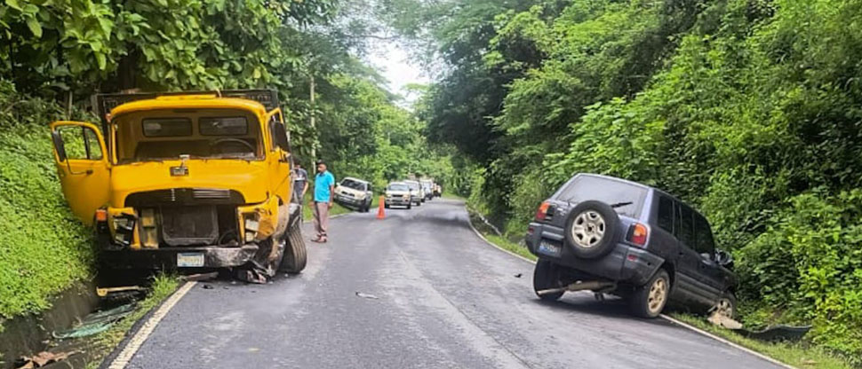 Mujer lesionada deja choque entre camión y una camioneta en Morazán
