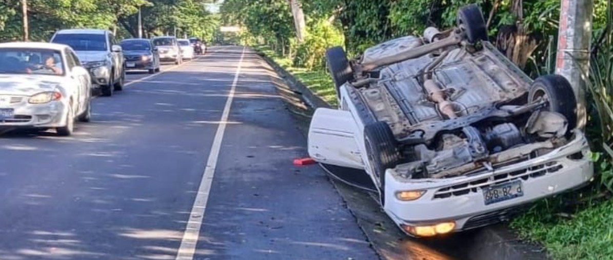 Conductor intenta sobrepasar y termina volcando