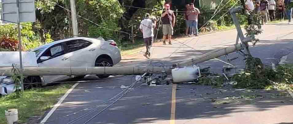 Conductor provoca aparatoso accidente tras derribar poste en Santa Clara