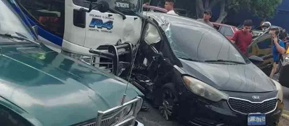 Fuerte tráfico tras accidente en la zona del Reloj de Flores