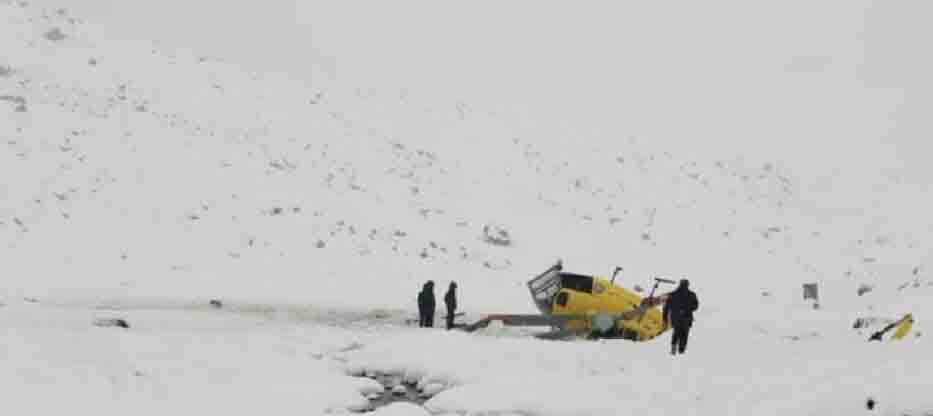 Helicóptero se estrella y se parte en 2 durante misión de rescate cerca del monte Everest 