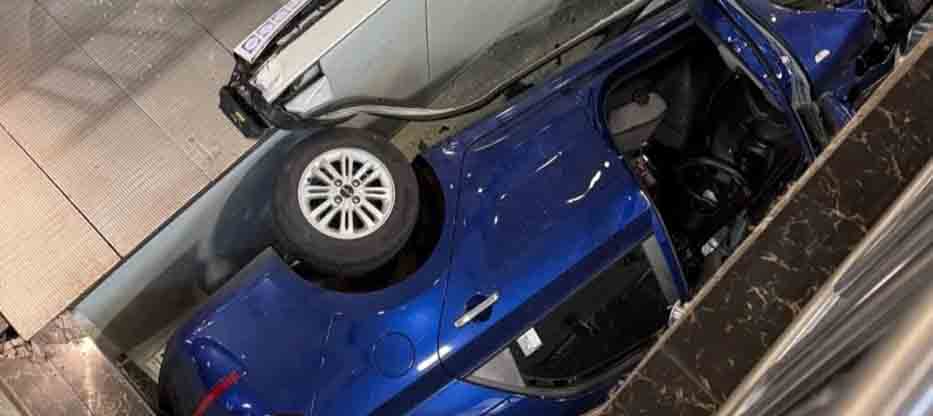 PARAGUAY: Conductora termina sobre las escaleras eléctricas tras meterse con su carro a centro comercial